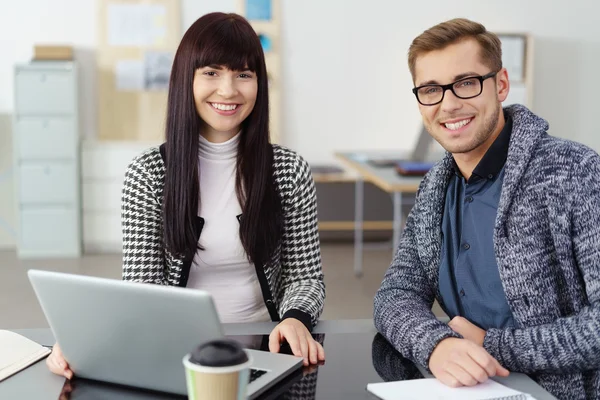 Éxito feliz joven equipo de negocios — Foto de Stock