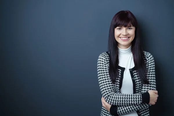 Lächelnd selbstbewusst attraktive junge Frau — Stockfoto