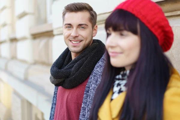 Knappe jonge man in een sjaal glimlachen — Stockfoto