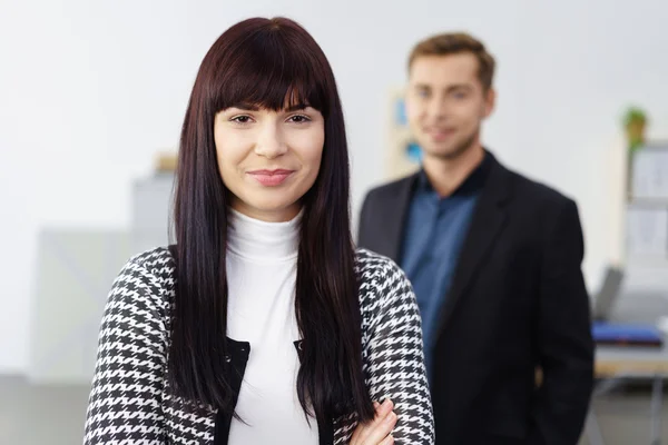 Selbstbewusste, freundliche junge Geschäftsfrau — Stockfoto