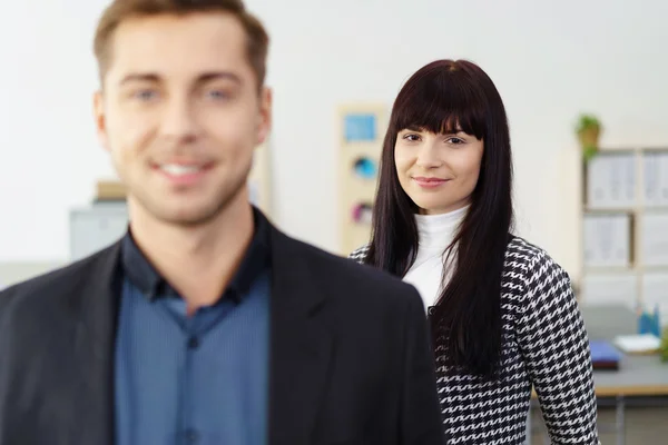 Lachende aantrekkelijke zakenvrouw met een collega — Stockfoto