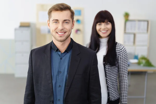 Gerente sorridente confiante ou líder de equipe — Fotografia de Stock