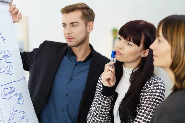 Pensiero giovane team di lavoro brainstorming — Foto Stock