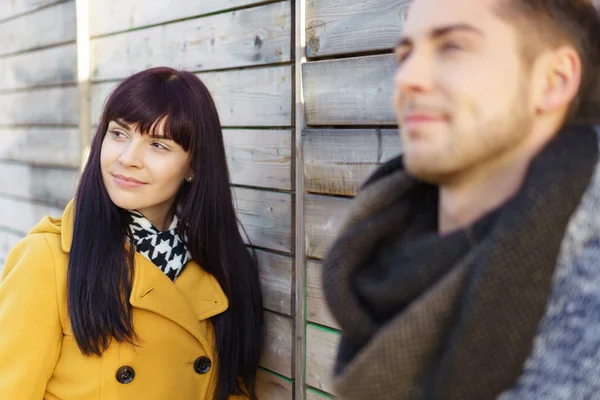 Aantrekkelijke jonge vrouw staande kijken iets — Stockfoto