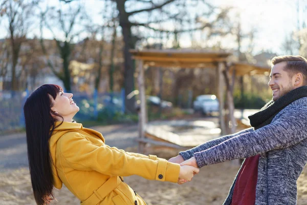 Pareja joven despreocupada enamorada — Foto de Stock