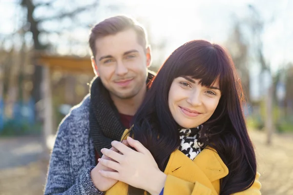 Giovane donna attraente con un sorriso stupendo — Foto Stock