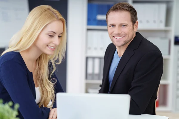 Smiling confident handsome young businessman — Stockfoto