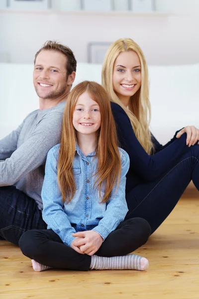 Kleines Mädchen posiert mit ihren Eltern zu Hause — Stockfoto