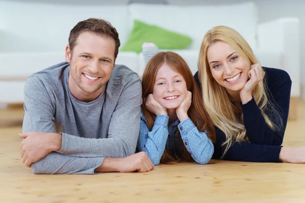 Relaxed friendly young family at home — Stockfoto