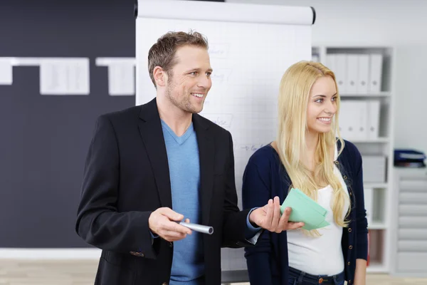 Two business colleagues giving a presentation — Stockfoto