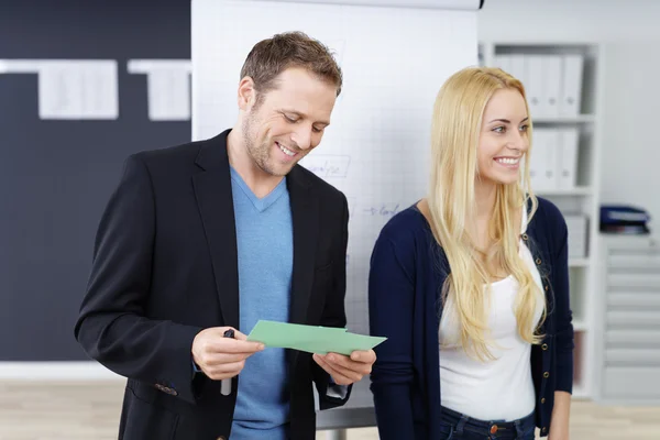 Two business colleagues giving a presentation — Stockfoto