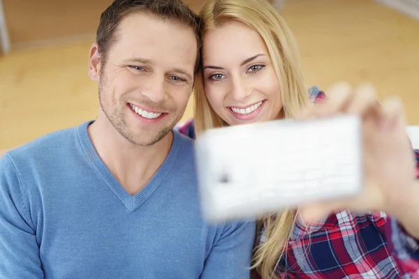 Young couple posing for a selfie — Stock Photo, Image