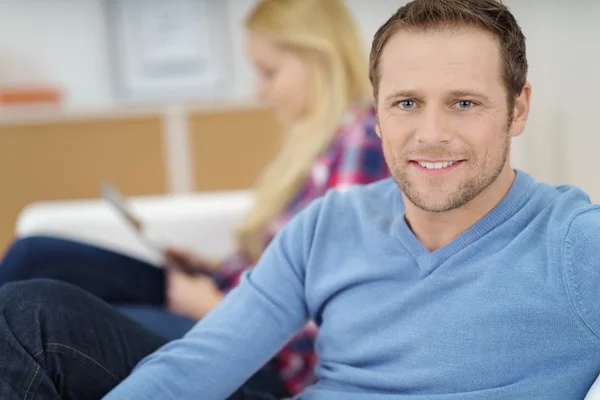 Cute man sitting with woman on sofa — Stok fotoğraf