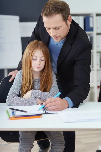 Vater hilft seiner Tochter bei den Hausaufgaben — Stockfoto