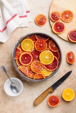 Kan portakalını ters çevirme ya da pasta yapma süreci. Meyveli turunçgil pişirme. Üst görünüm