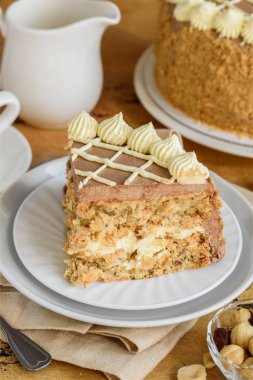 Bir parça ev yapımı Kiev ya da fındıklı ve kremalı kek. Seçici odak. 