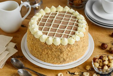 Ev yapımı Kiev ya da fındıklı kek. Geleneksel Ukrayna tatlıları. Seçici odak.