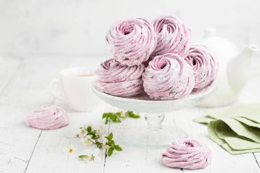 Ev yapımı yaban mersini şekerlemesi ya da beyaz bir masada zephyr. Seçici odaklanma. Boşluğu kopyala