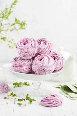 Ev yapımı yaban mersini şekerlemesi ya da beyaz bir masada zephyr. Seçici odak