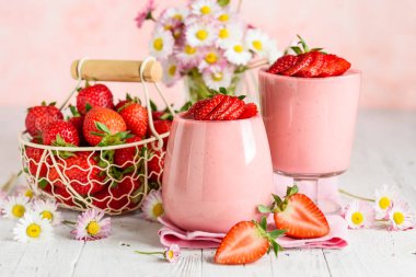 Gözlüklü çilekli kremalı jöleli tatlı. Seçici odaklanma. Yaz meyveli tatlı.