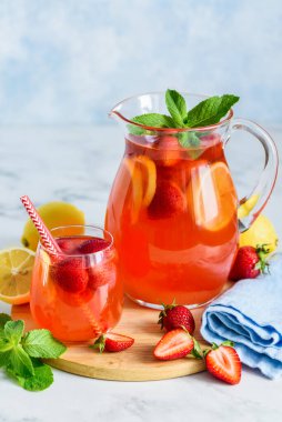 Bardakta naneli çilekli limonata. Yaz ferahlatıcı içecek. Detoks meyve suyu. Seçici odak