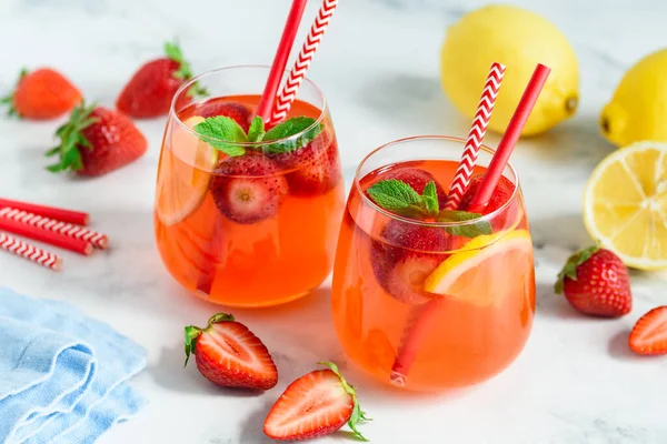 ストロベリーレモンレモネードとミントをグラスに入れて 夏のさわやかな飲み物 デトックスフルーツ水 選択的焦点 — ストック写真