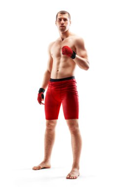 MMA dövüşçüsü güç gösteriyor. Beyaz arka planda izole edilmiş. Kazanan duygular. Sporcu. Spor.