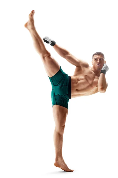 MMA 킥. 스포츠 컨셉. MMA 전투기는 흰 배경에 고립되어 있습니다. 운동 선수. 마와 시 — 스톡 사진