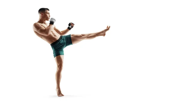 MMA tekmesi. Spor konsepti. MMA dövüşçüsü beyaz arka planda izole edildi. Sporcu. Yan görünüm