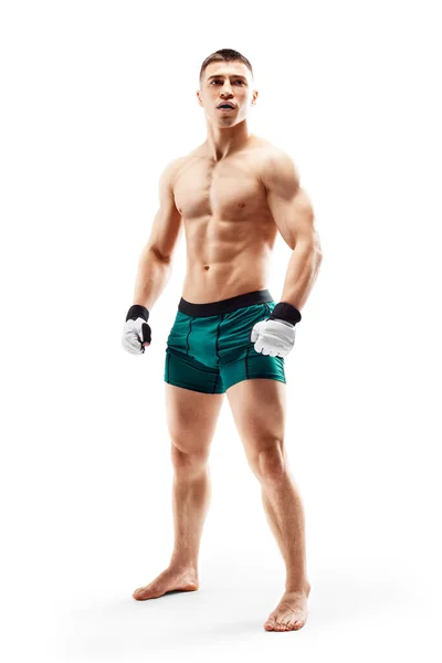 Spor. MMA dövüşçüsü beyaz arka planda izole edildi. Kaslı bir sporcu. MMA