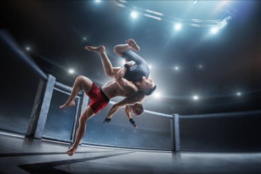 MMA dövüşü. Yan çarpma. Sekizgen 'de iki dövüşçü dövüşüyor. Spor konsepti... 3D