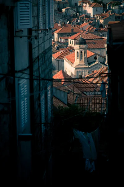 Hermosos edificios antiguos Dubrovnik, tarde de primavera malhumorado — Foto de Stock