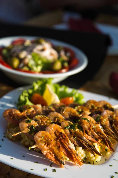 Garnalen en Griekse salade, mediterrane keuken — Stockfoto