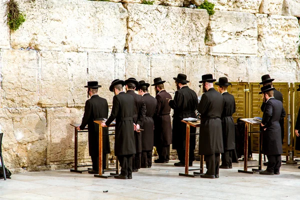 Muro del Oeste en Jerusalén, judíos rezando —  Fotos de Stock