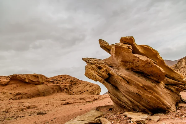 Vacker röd sandsten i öknen i Israel, Timna Park — Stockfoto