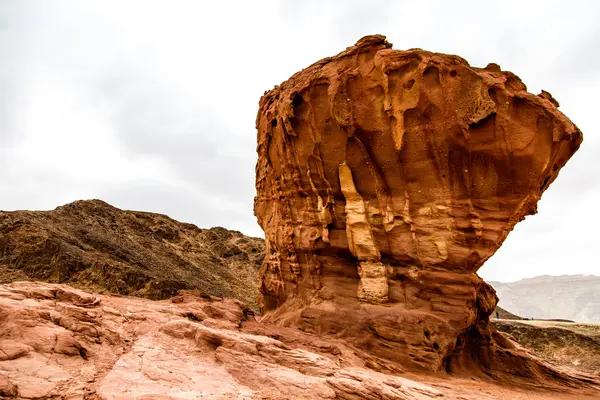 美丽的红砂岩在沙漠中以色列，提姆纳公园 — 图库照片