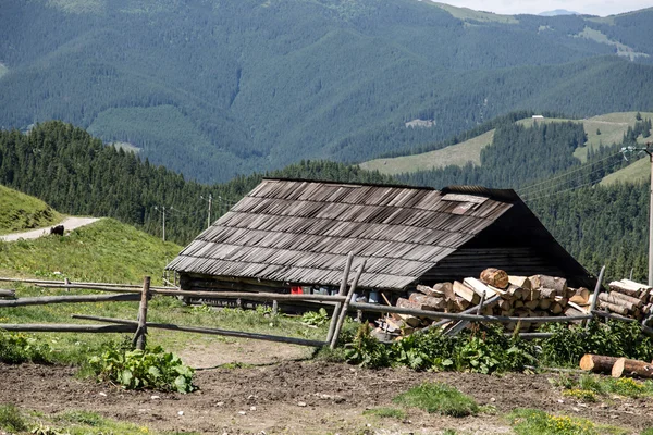 Stare chaty w górach Rumunii — Zdjęcie stockowe