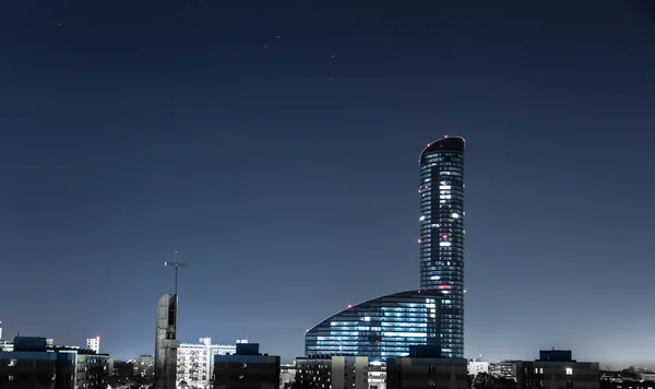 Sky tower Wroclaw şehrinin gece panorama adlı