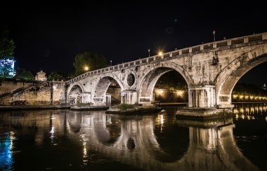 Gece Roma'da Tiber üzerinde güzel köprü