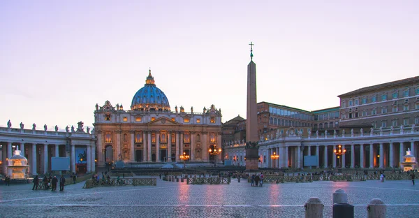 St Peter's Square och basilikan, kväll omgivande klimat — Stockfoto
