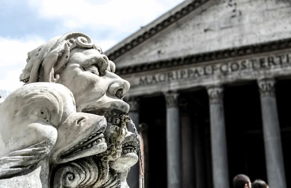 Gammal skulptur på torget i Rom, svart en vit — Stockfoto