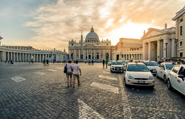 St Peter's Square och basilikan, kväll omgivande klimat — Stockfoto