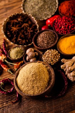 Ahşap masa üzerinde geleneksel Asya Tema içinde baharatlar