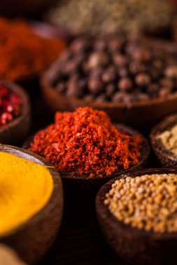 Ahşap kase geleneksel Asya baharatları bol