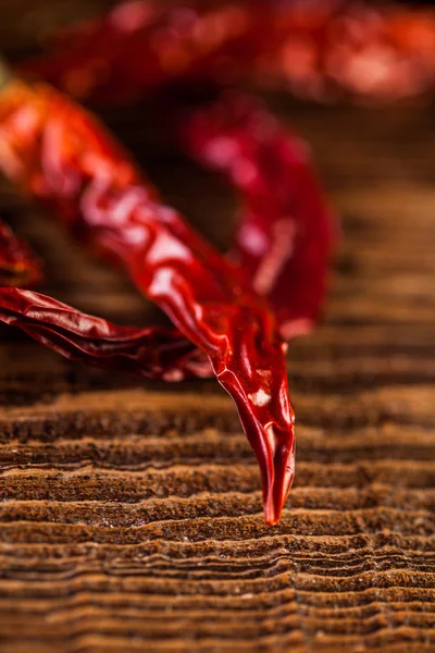 Un montón de especias asiáticas tradicionales en tazones de madera — Foto de Stock