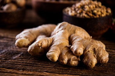 Ahşap kase içinde baharatlar ile geleneksel Asya kavramı