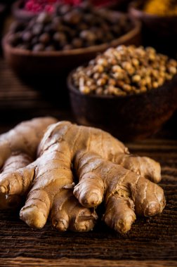 Ahşap kase içinde baharatlar ile geleneksel Asya kavramı