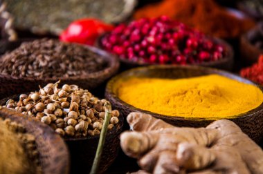 Sıcak baharat ahşap masa