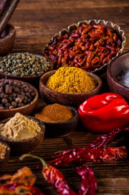 Ahşap masa üzerinde Asya baharat değişkenliği