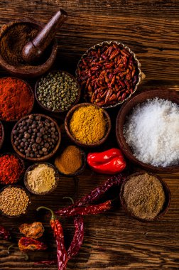 Ahşap masa üzerinde oryantal sıcak baharat